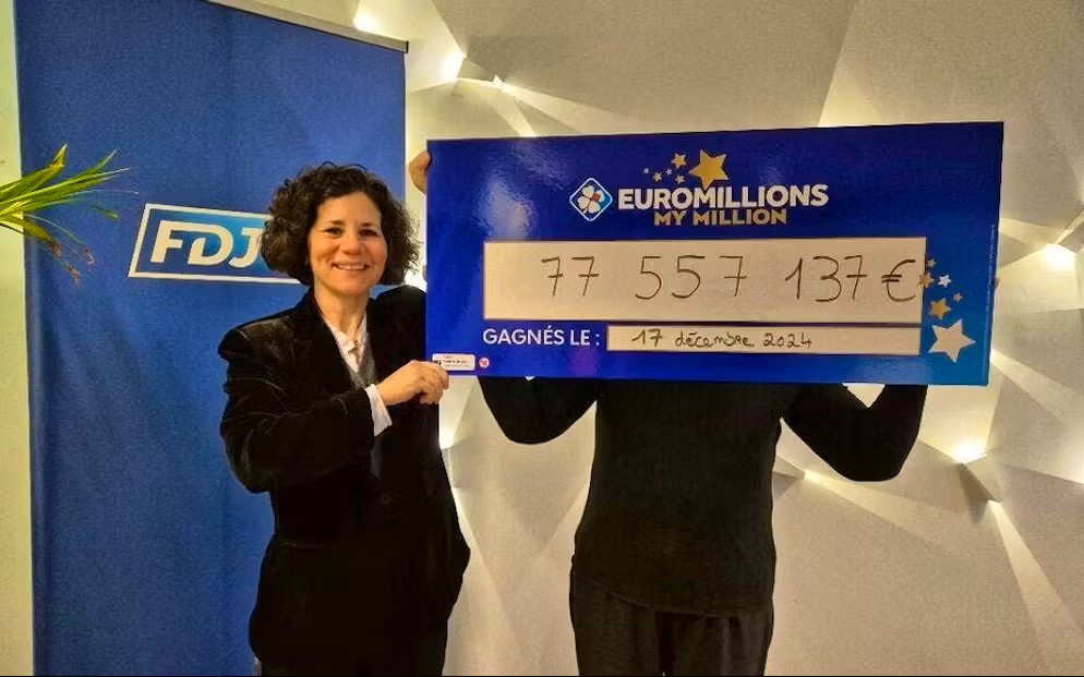 Jason and Merle Butler celebrating US$218,666,667 prize